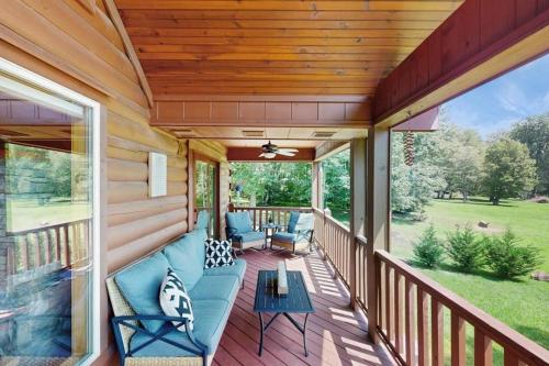 Lakefront Cabin & Cozy Lakeview Cottage in Mills River (NC)