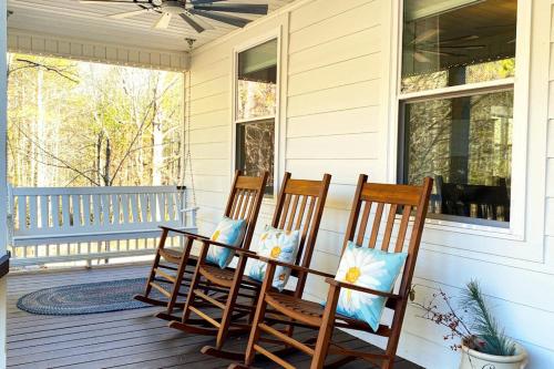 Creekside Farmhouse in Hendersonville, USA