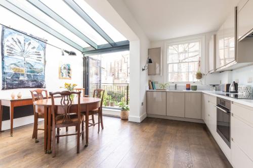 Charlwood Place by onefinestay - image 2