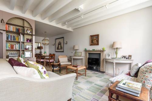 Cranley Mews VI - image 14