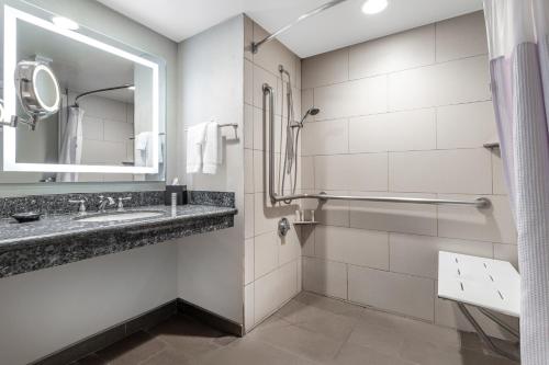 Crowne Plaza Los Angeles Harbor Hotel Room Type - Deluxe King Room - Mobility Access
