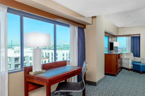Crowne Plaza Los Angeles Harbor Hotel Room Type - King Suite - Non-Smoking