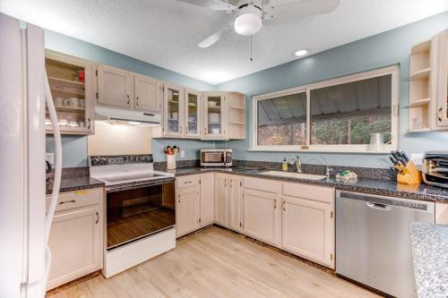 2 Bed 2 Bath Vacation home in Whittier I in Whittier, USA