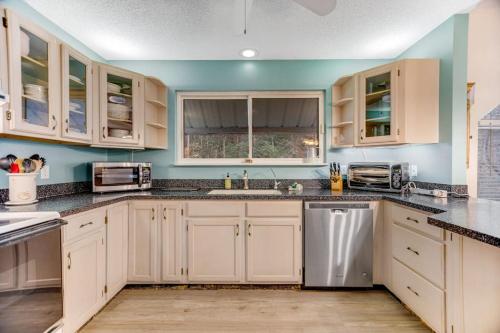 2 Bed 2 Bath Vacation home in Whittier I in Whittier, USA