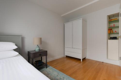 Canning Place Mews - image 2
