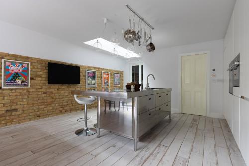 Radipole Road IV by onefinestay - image 3