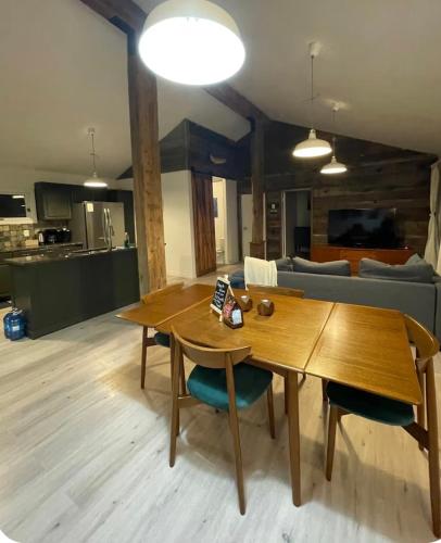Lakefront Cottage w Hot Tub, 27 Private Acres in Maynooth (ON)