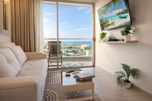 Caribbean Views & Beach Walks Pool & Gym
