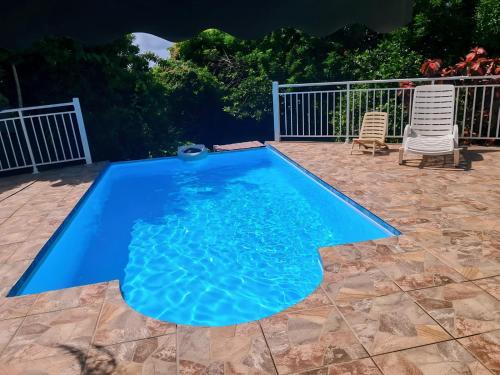Appartement avec vue mer, terrasse et piscine au Gosier in มาเร่ เกลลาร์ด
