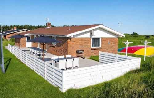 Stunning Home In Ringkøbing With Sauna – khách sạn tại Klegod