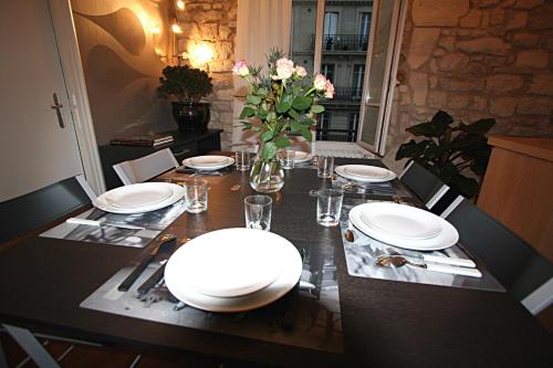 Paris Interiors Rentals - Le Marais Archives 2 Bdr - image 10