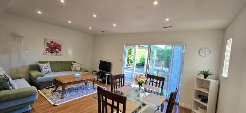 Bright 2 BR, Great Location – khách sạn tại Tay Vancouver