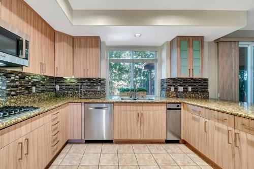 Gated King-Suite Villa W Pool Table & Fireplace! in Tarzana
