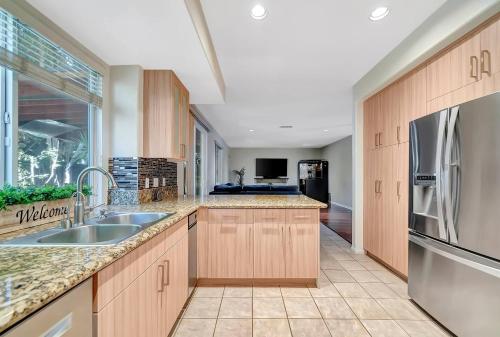 Gated King-Suite Villa W Pool Table & Fireplace! in Tarzana