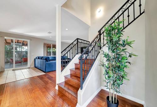 Gated King-Suite Villa W Pool Table & Fireplace! in Tarzana