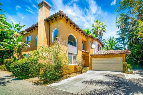 Gated King-Suite Villa W Pool Table & Fireplace! in Tarzana