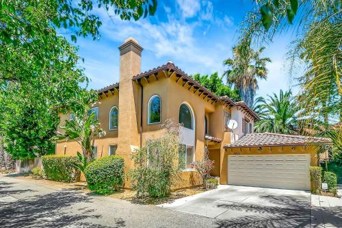 Gated King-Suite Villa W Pool Table & Fireplace! in Tarzana