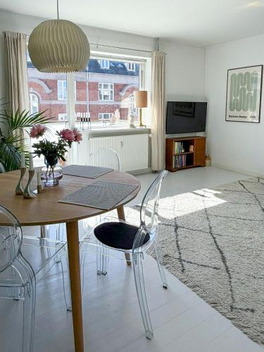 Apartment With Sunny Balconies In Vesterbro - image 3