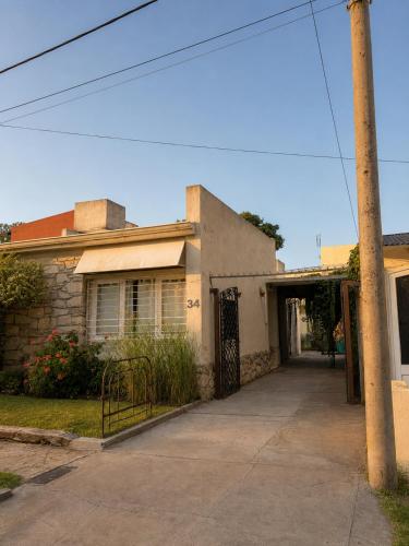 CASA MENDIOLA, encantadora casa con patio privado, y pileta en jardín cerca de la Laguna