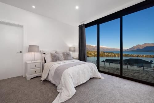 Southern Star Escape - Queenstown Holiday Villa - main image