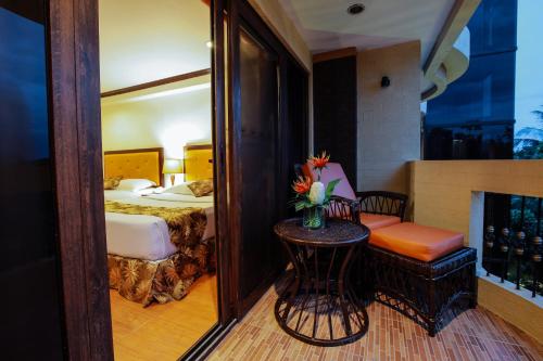 room detail thumbnail 1