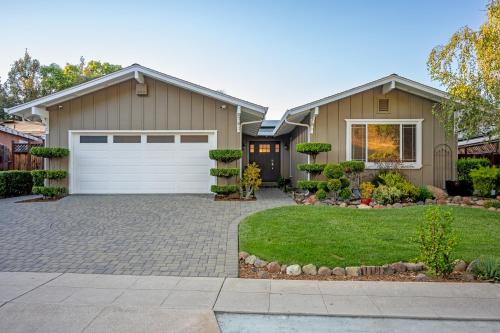 Upscale San Jose Retreat with Yard and Garage – khách sạn tại Edenvale
