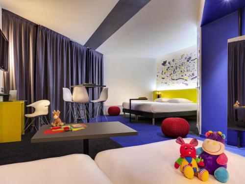 1 twin bed, 2 sofa beds