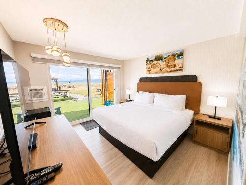 Sea Edge Beachside Hotel in Parksville