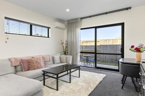 brand new 2 bedrooms and lounge area attached with Main house – khách sạn tại Wharewaka