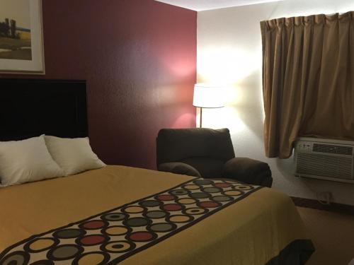 Super 8 by Wyndham New Castle - image 12
