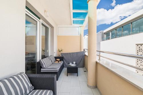 Bačvice - 2 BR , terrace,3 air conditioners, parking,elevator 3 minutes to the beach 5