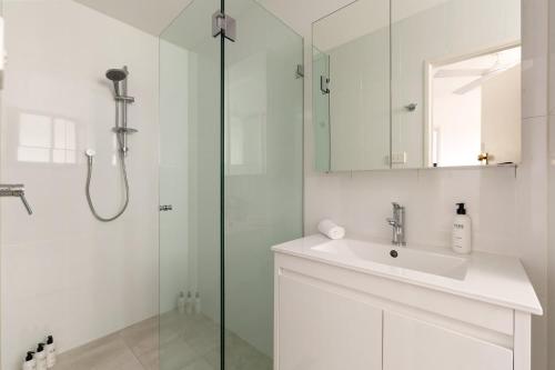 Luxury Apartment with Iconic Tamarama Views - image 14