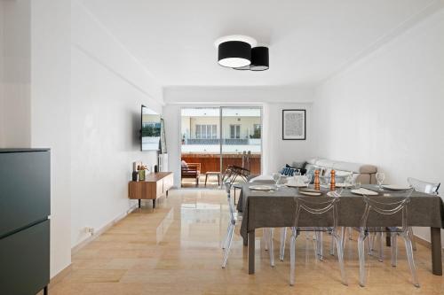 110 m2 Family, 3 bedrooms AC and Terrace Beach 8 min away