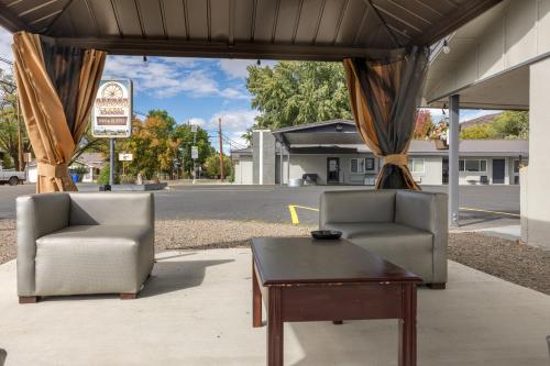 Oregon Trail Inn and Suites - image 9