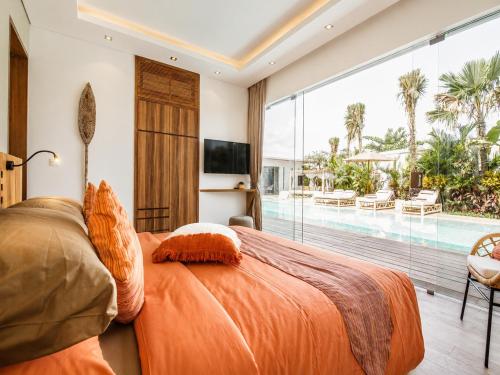 Dreamy 5 BR Villa 200m to Berawa Beach - image 5