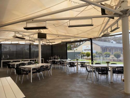 Restaurant, The Sundowner Cabin & Tourist Park in Whyalla