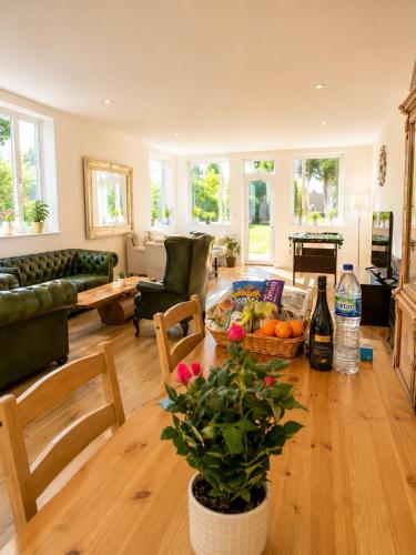 North London A spacious 7 bedroom house accommodating up to 18 people complete with own gym and table tennis gîte à louer Bounds Green Underground Station