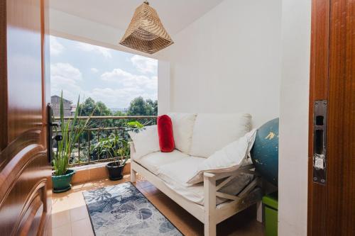 ระเบียง/ชานเรือน, Chic City Apt with attached Private Bath 5km toUN in รูอากา