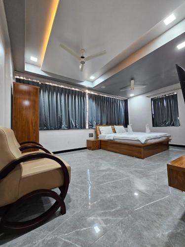 1 king bed, 2 sofa beds