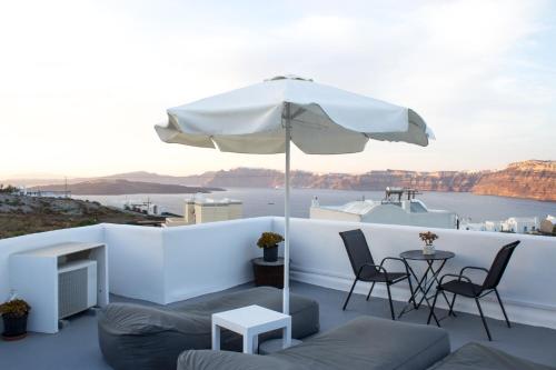 Villa Solasta #2 with jacuzzi in Santorini 1