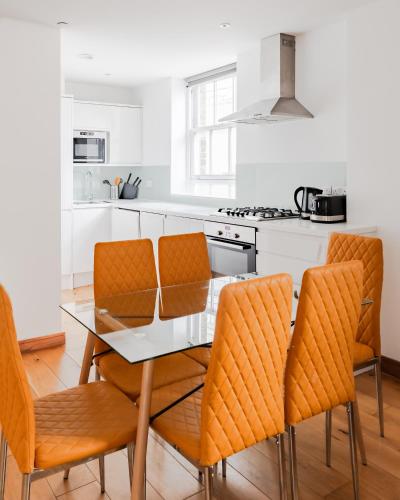 Two Bedroom Apartments in Marylebone - image 9