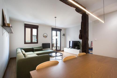 Spacious Apartment Near Casco Viejo in 이바이온도