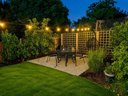 Garden, Gulliver's Rest - Elegant Coastal Hideaway - Three Bedroom Home - Large Garden - Parking - Sleeps 7 in Kinson North