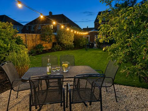 Garden, Gulliver's Rest - Elegant Coastal Hideaway - Three Bedroom Home - Large Garden - Parking - Sleeps 7 in Kinson North