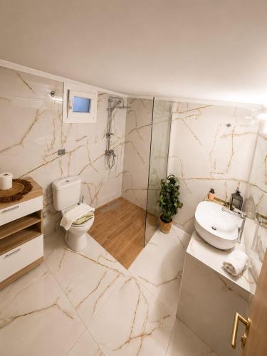Shower, Amaya Pine Rooms in Keramoti