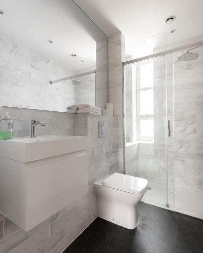 Two Bedroom Apartments in Marylebone - image 10