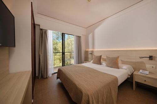1 queen bed, 2 sofa beds