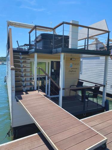 Floating house Sunflower – khách sạn tại Verudela