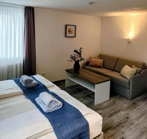 1 queen bed, 1 double bed