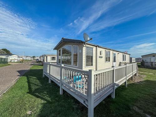 Lovely Caravan With Spacious Decking At North Denes In Suffolk, Ref 40134Nd – khách sạn tại Harbour